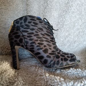 Louise et Cie Vernonia cow hair high heel booties black gray leopard print 6.5 M